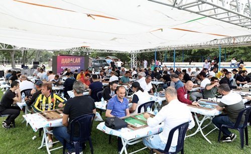 BABALAR, TAVLA TURNUVASINDA YARIŞTI